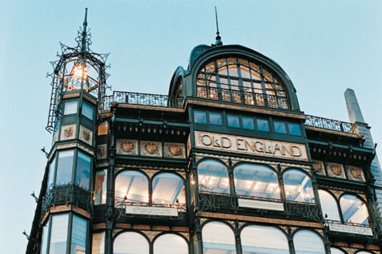 Het Muziekinstrumentenmuseum, een iconisch gebouw in de Brusselse binnenstad. Van de extravagante Art Nouveau stijl wordt echter bitter weinig melding gemaakt (bron: Brusselslife)