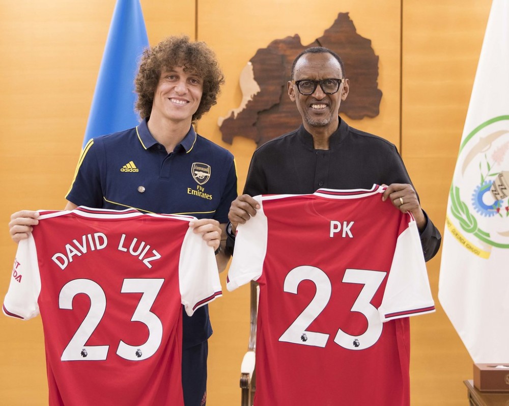 Rwandese president Paul Kagame verwelkomt Arsenal voetbalspeler David Luiz bij aankomst in Rwanda © Visit Rwanda 