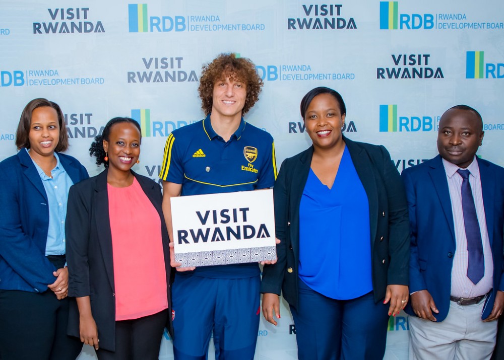 Arsenal voetbalspeler David Luiz op bezoek bij de Rwanda Development Board © Visit Rwanda 