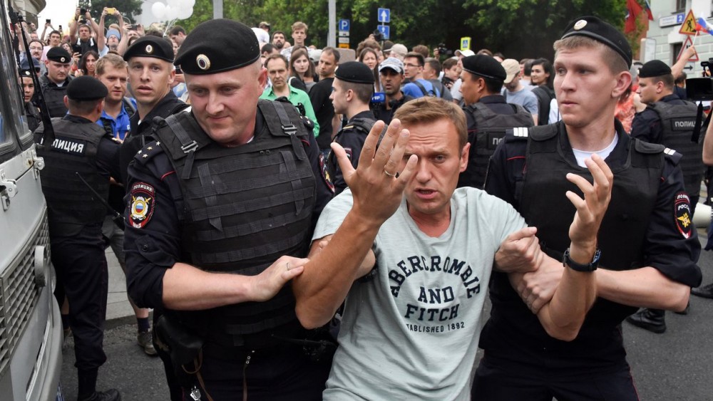 Aleksej Navalny wordt in juni 2019 opgepakt tijdens een protestmars tegen de opsluiting van journalist Goloenov. © AFP