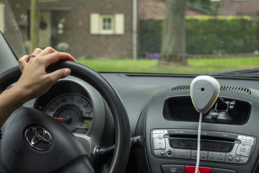 Pebble, een platte kei vol techniek en slimme software die de bestuurder helpt om te werken aan zichzelf tijdens het rijden