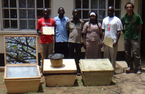 Eindresultaat solar box cooker van Jeroen Willems (uiterst rechts op de foto)