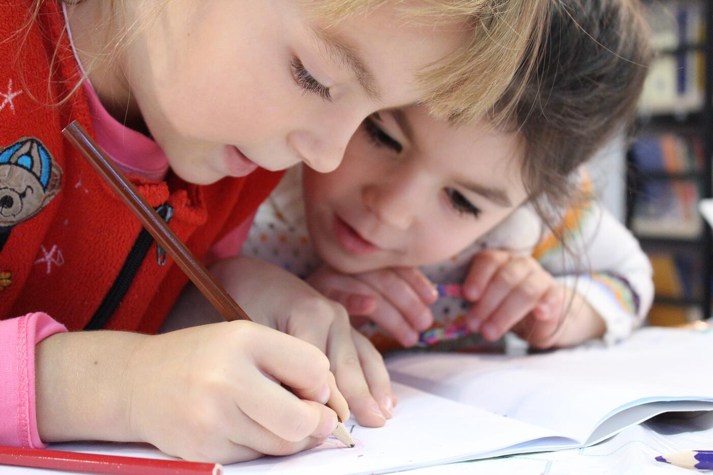 Kinderen druk bezig in de klas