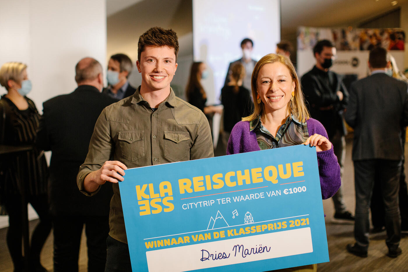 Dries Mariën neemt de Klasseprijs in ontvangst