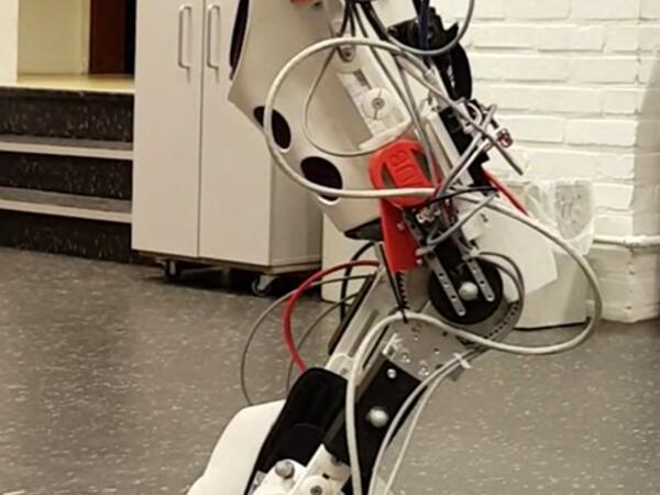 Evenwicht bewaren met een robotpak